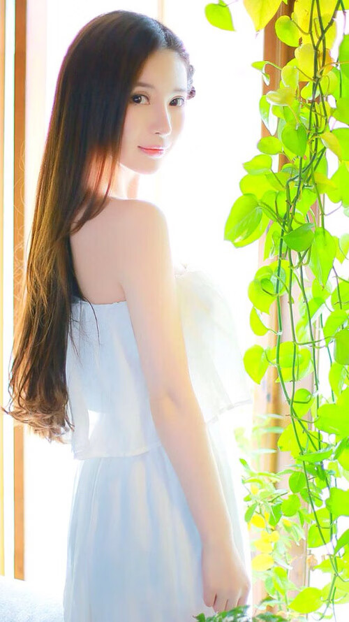 现场气氛热烈，球迷热情加油助威！，球场上人声鼎沸,大家都在为各自的队伍加油助威