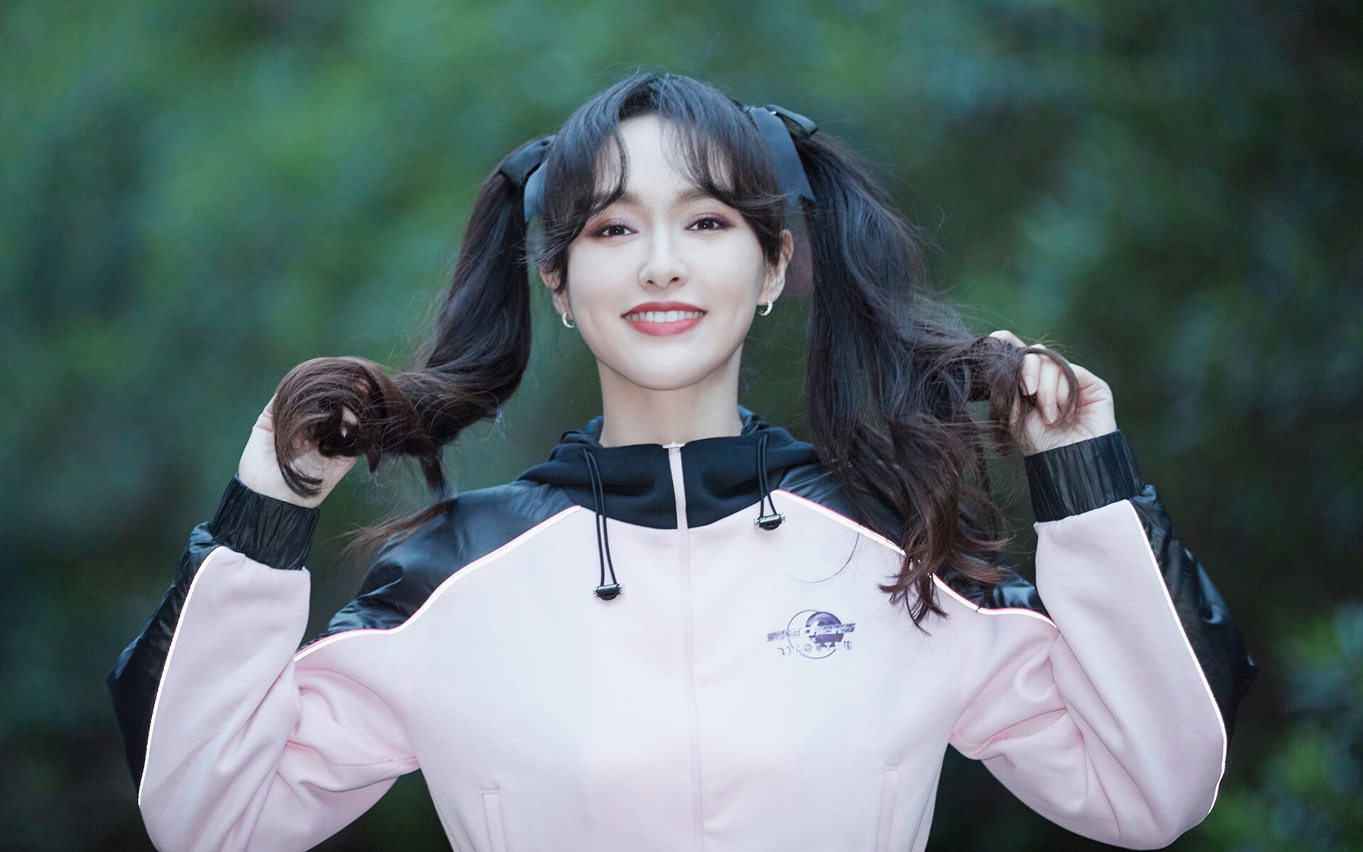 赫罗纳后场稳固逐步化解对手攻势，赫罗纳队服